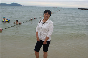 小說：獲獎作品《上學謠》作者：胡永紅         獲獎感言　　《上學謠》是我的第二部作品，故事來源于真實的新聞事件，水仙阿嬤的原型是懷集下帥壯族自治鄉廖月明婆婆、火龍的原型是廖婆婆的孫子蒙偉。小說講述了壯鄉少年火龍幼年失去雙親，與奶奶水仙阿嬤相依為命，艱難求生，幸而獲政府資助得以完成學業，并最終反哺故鄉的故事。