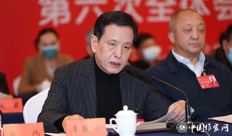 12月12日，中國作家協(xié)會第九屆全國委員會第六次全體會議在京舉行,中國作協(xié)副主席李敬澤宣讀會議文件