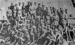 1942年,戰(zhàn)斗劇社全體在延安文化溝合影