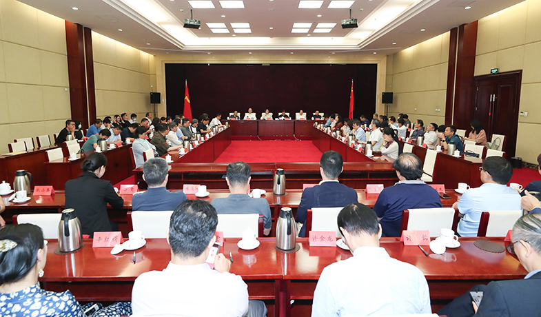 8月25日,第八屆魯迅文學(xué)獎(jiǎng)各獎(jiǎng)項(xiàng)評(píng)獎(jiǎng)委員會(huì)最后一次全體會(huì)議在京舉行