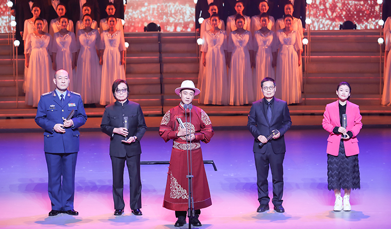 王凱、王松、索南才讓、艾偉、葛亮(季亞婭代領(lǐng))(從左至右)領(lǐng)取中篇小說獎(jiǎng)