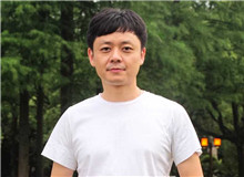 楊慶祥：李鳳群的寫作有國際視野　　《月下》為我們展現普通的女性，她們有著內在的生命意志，她們的精神有著復雜的維度。[詳細]