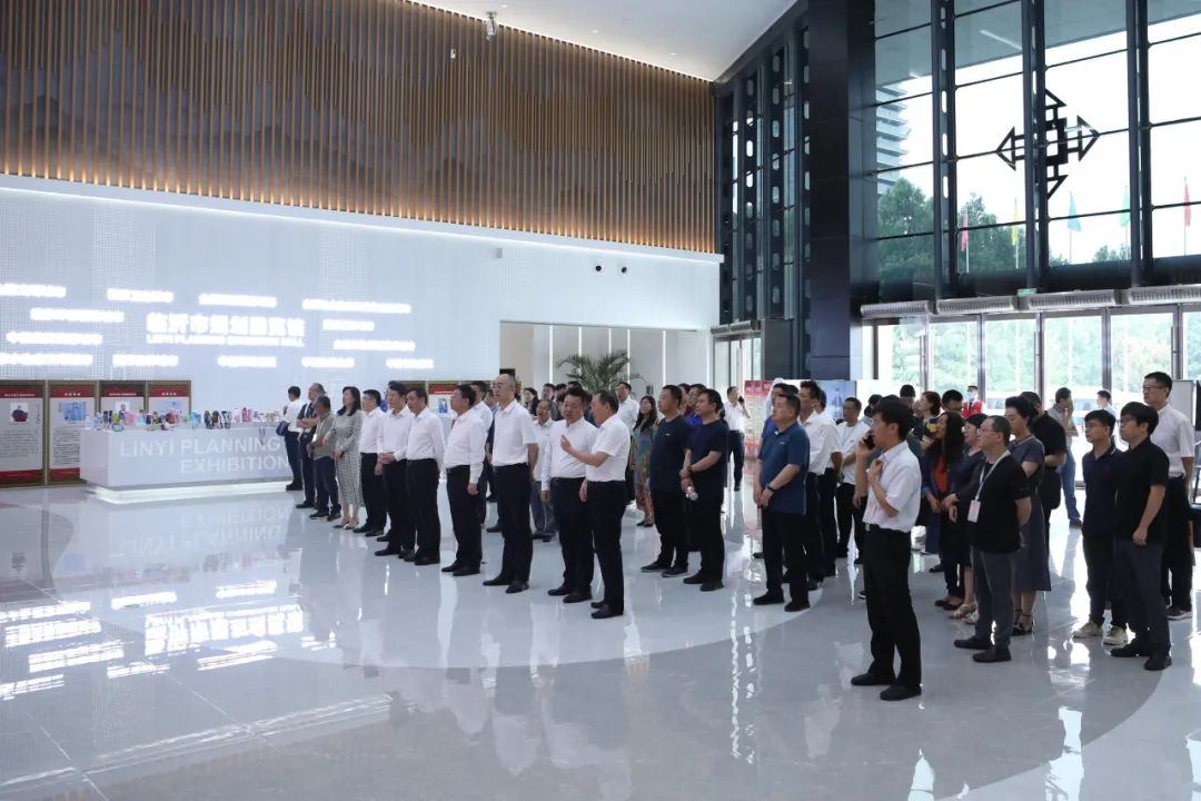 作家們參觀臨沂市規劃展覽館