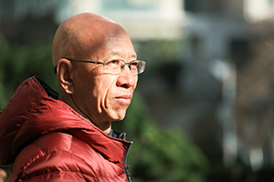 獲獎作品:《雪山大地》
作者:楊志軍
獲獎感言
我喜歡一邊審視自己一邊走路,因為審視會讓自己變得清醒,變得謙虛——說真的,在文學面前,在許許多多前輩和同輩作家詩人成績斐然的創(chuàng)作面前,任何一個寫作者都沒有驕傲的資格,更何況是常常不滿意自己的我呢。我一貫的做法是,在勇于否定自己、糾正自己的過程中,豐富自己,強調(diào)自己,所以每每都有從零開始的感覺。