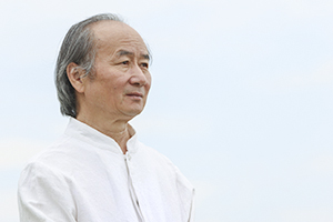 獲獎作品:《本巴》
作者:劉亮程
獲獎感言
我希望我的小說《本巴》也能夠讓更多的人關注《江格爾》,關注中國的史詩。文學對土地的回饋一如江格爾史詩中讓“人人活在25歲青春”,土地上的一往無前和生老病死,被文學挽留和保存,那些只活過一世的人們,在文學中永久地活著。文學以虛構之力,護愛著這個世界的真實。