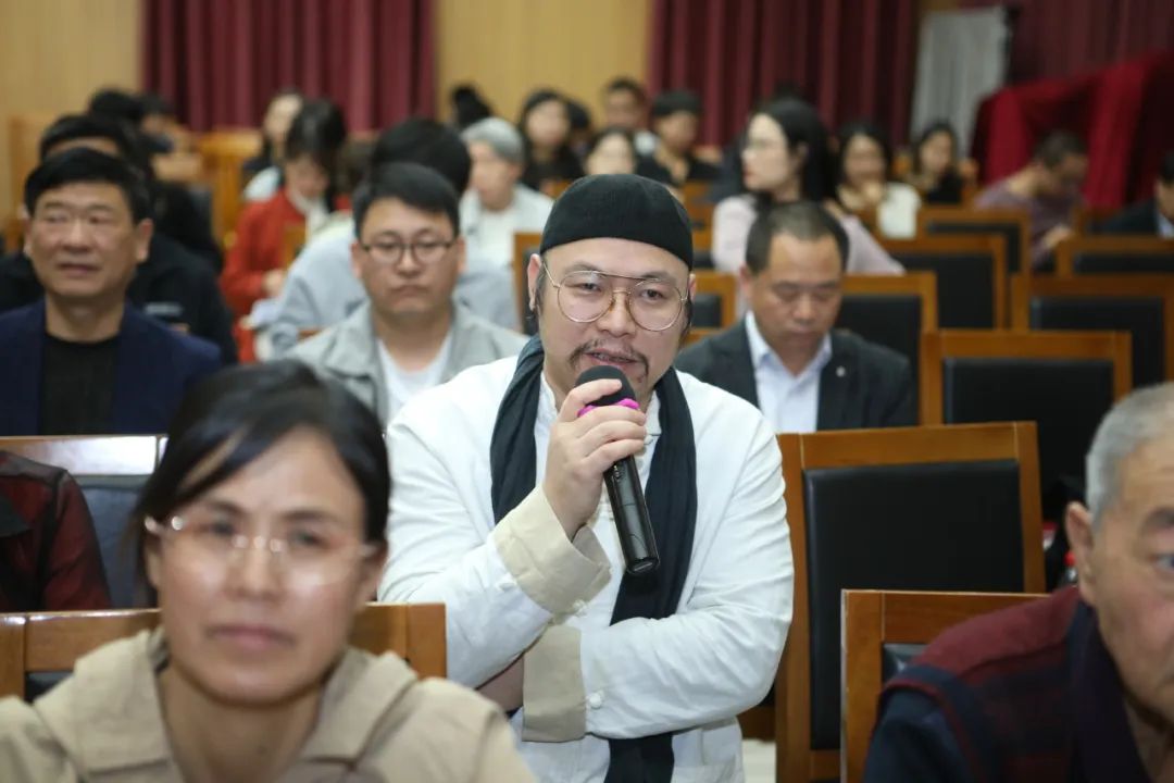 作家霍香結發言