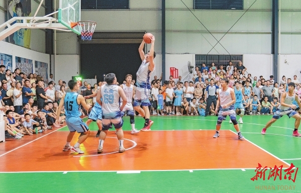 8月16日晚,汨羅市三江鎮(zhèn)體育館,火熱的“村BA”球賽吸引眾多八景村民前來助威