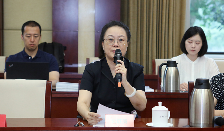 8月11日,公證處公證員宣讀公證書