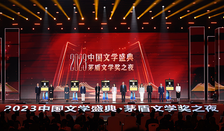 獲獎作品的編輯與5位獲獎作家共同上臺,在鐫刻有獲獎書名、獲獎作者、編輯姓名的書型裝置上留下金色手印