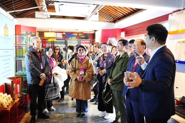3月30日，受邀參加中國作協“港澳作家回家”活動的作家們在故宮文創香港空間參觀 楊 旭 攝