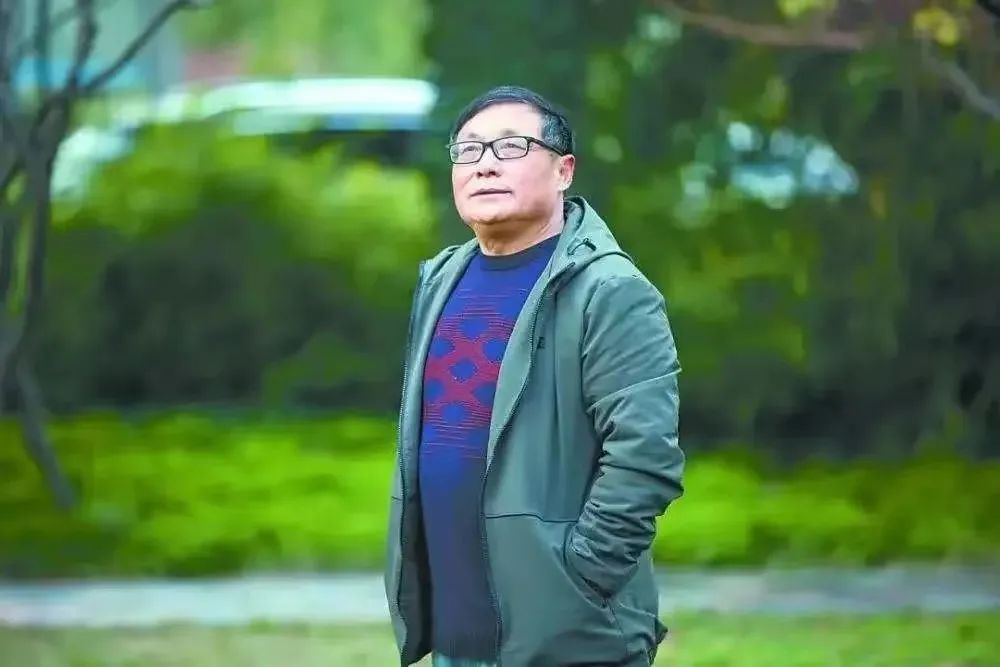 夏堅勇，散文家、劇作家，首屆魯迅文學獎得主