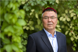 翻譯獎:國家通用語言文字←→維吾爾文
作者:玉蘇甫·艾沙(維吾爾族)
獲獎感言文學翻譯在各民族交往交流交融過程中,在鑄牢中華民族共同體意識,構筑中華民族共有精神家園,促進民族團結進步事業中發揮著特殊的重要作用。我作為一名翻譯工作者深感肩上的責任重大,使命光榮。文學翻譯就是文學再創作的過程。如何能夠讓一部作品翻譯得更加精彩……