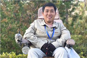 散文獎:《青白石階》
作者: 柳客行(回族)
獲獎感言在這里我首先要感謝駿馬獎評委對我的鼓勵和肯定。我覺得這份榮譽不僅僅屬于我個人,更屬于我的文學之路上給予我親切關懷和無私幫助的人們。是這些溫暖讓我真誠地愛著這個世界,讓我堅信文學的力量,以羸弱的身體守望文學理想。
感謝在場的每一位領導和來賓,能夠聆聽一個無力舉起話筒的作者……