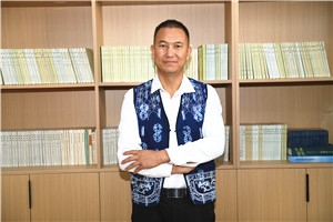 散文獎:《洱海筆記》
作者: 北雁(白族)
獲獎感言我慶幸自己出生在洱海之源。從我們村子后方山脈上發源的大小溪流河溝,以及離我們村子不遠的茈碧湖、草海、綠蔭塘、鵝墩塘,還有從我們壩子里流過的彌茨河、鳳羽河、彌苴河、海尾河、永安江、羅時江,甚至包括從天空降落的雨水和羅坪山頂融化的雪水,它們的流向都是群山之外波瀾壯闊的洱海……