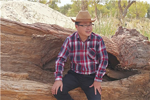 詩歌獎:《盤江魂》
作者:牧之(布依族)
獲獎感言對我來說,詩歌就像遠方的一束亮光,照亮著生活在低處的我,它就是我迷茫中的精神指引,讓我卑微的頭顱高起,讓我的生命充滿陽光雨露,讓我在詩歌中尋回對生活的自信和剛強,讓我以五彩繽紛的方式穿越生活的貧乏和蒼白、灰暗與平庸,在孤獨與豪邁中獲得塵世間的美麗和從容,夢想和希望……