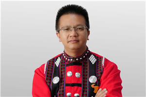 詩歌獎:《空山寂》
作者:張偉鋒(佤族)
獲獎感言我的詩集《空山寂》獲得第十三屆全國少數民族文學創作駿馬獎,對我個人、對佤族的文學創作而言,是一種鼓勵,更是一種鞭策。在我之前有董秀英、袁智中、聶勒、伊蒙紅木等四位佤族作家獲過駿馬獎。作為一個20世紀80年代出生的佤族詩人,我在橫向的觀察和縱向的人生經歷之后,抵達了當今、當下的生活語境……