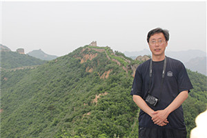 報告文學獎:《靜靜的鴨綠江》
作者:周建新(滿族)
獲獎感言獎是授予我的,更是授予英烈們的,只不過我獲得了機會。每一次采訪,講述者都能讓我身臨其境,感受孫景坤老英雄高尚的一生。我沒有理由不蘸血為墨,書寫英雄,書寫“七一”勛章獲得者、深藏功名七十載的老英雄孫景坤。