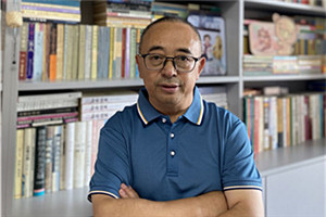 報告文學獎:《幸福的旋律——西藏脫貧交響曲》
作者:吉米平階(藏族)
獲獎感言時代的發展往往超越作家的經驗和想象,在我還挖空心思用自己有限的能力想為所住村莊和遙遠的鄉親做點什么的時候,波瀾壯闊的脫貧攻堅開始了。西藏是全國集中連片貧困程度最深地區之一,也是脫貧攻堅難度最大,成效最顯著的地方,我有幸作為參與者、親歷者和記錄者,見證了全過程。