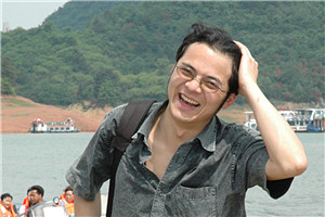 報告文學獎:《“村BA”:觀察中國式現代化的一個窗口——臺盤村鄉村振興故事》
作者:姚瑤(侗族)
獲獎感言臺盤村的“小”承載著這個時代無限的“大”。我深深地意識到,應該以更加宏大的歷史視野,在富有時代特色的現實中,觀察這個村莊的變化,感知一株小草勃發的力量,看見籃球給這個村莊帶來的生機,傾聽每一個生命個體的歡呼。