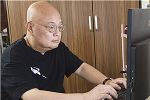 中短篇小說獎:《上嶺戀人》
作者:凡一平(壯族)
獲獎感言上嶺,是我近些年文學創作的地理標識,也是現實生活的真實存在。從桂北都安瑤族自治縣縣城往東十三公里,再沿紅水河順流而下四十公里,在二級公路的對岸,有被青山和竹林環抱的村莊,就是上嶺。它是我生命中最親切的土地,或搖籃。上嶺有著不多的人口,卻生生長流,他們渺小但卻堅韌,又像魚群一樣抱團、歡樂。已經死去和還活著的,都是我的父老鄉親。