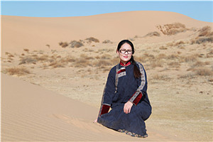 中短篇小說獎：《馱著魂靈的馬》  作者：娜仁高娃（蒙古族）         獲獎感言面對大自然，面對在壯美大地上創造火熱生活的人們，我的心里會滋生書寫他們的故事、書寫我的家鄉——沙窩地的熱情。我想這是我熱愛文學的原因。我要由衷的感恩我的故鄉，感恩故鄉的人們和這個時代。