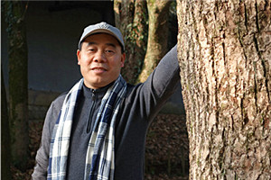 中短篇小說獎:《月光緊追不舍》
作者:少一(土家族)
獲獎感言沒有氣勢恢宏的大場景,沒有故事情節的大起伏,也沒有人物命運的大悲喜,正是這些基層警察的眾生相和平凡英雄工作史充盈著我的內心,然后訴諸筆端,成就了我的文學夢。由此,我深深感悟到,波瀾壯闊的時代潮流為現實主義文學創作提供了無限可能與創新,文學不能給歷史留下空白,作家不能在現實生活中缺位。