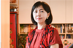 長篇小說獎:《阿娜河畔》
作者:阿舍(維吾爾族)
獲獎感言寫作中,如何對歷史與文學、時代與個體、整體與局部進行推敲會通,如何在經驗與想象、時間與空間上展開不同于以往的觀照、思考和嘗試,其間的每一項,于我都是新的挑戰。因此,《阿娜河畔》的創作,自始至終都是一次奮力打開自我,努力超越自我的文學實踐。