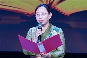 長篇小說獎:《在高原》
作者:尼瑪潘多(藏族)
獲獎感言文學創作不是我的職業,是我選擇的一條精神之路,它給予我的心理安寧和精神豐盈感,讓我心生感恩。今天,《在高原》這本書里呈現的故事、思考和探索得到評委們的肯定,給我的鞭策和鼓舞是巨大的,讓我對走好今后的文學創作之路充滿了信心……