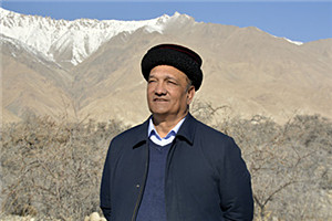 長篇小說獎:《花兒永遠這樣紅》(維吾爾文)
作者:肉孜·古力巴依(塔吉克族)
獲獎感言小說在中央人民廣播電臺聯播五次,第五次是在廣大讀者的強烈要求下連播的,產生了積極的社會影響,受到了讀者的高度評價。我還要通過文學記錄時代的壯闊與美好。