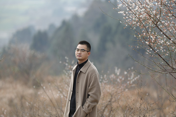 羌人六,本名劉勇,羌族,1987年生。《四川文學(xué)》雜志編輯。著有詩(shī)集《太陽(yáng)神鳥(niǎo)》《羊圖騰》,中短篇小說(shuō)集《伊拉克的石頭》長(zhǎng)篇小說(shuō)《爾瑪史詩(shī)》等。