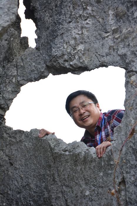 牧之，本名韋光榜，布依族，1963年生，貴州貞豐人。《萬峰湖》雜志執行主編。著有《魂系高原》《紙上人間》等。曾獲中國人口文化獎、貴州民族文學金貴獎等。