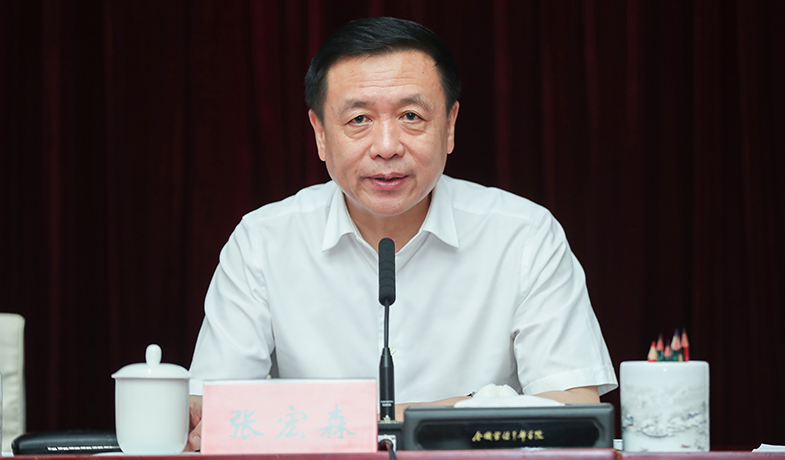 7月20日,評委會名譽主任張宏森在第一次全體會上講話