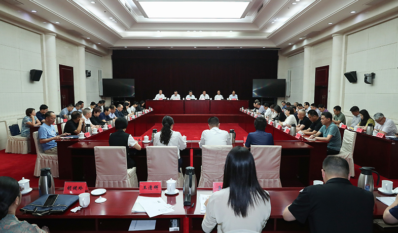 7月20日,第十三屆全國少數民族文學創作駿馬獎評獎委員會第一次全體會議在京召開