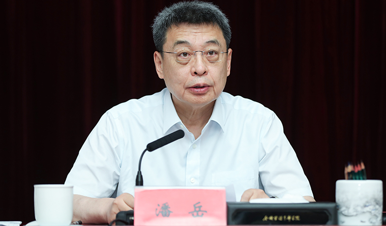 7月20日,評委會名譽主任潘岳在第一次全體會上講話