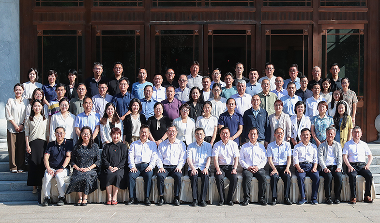 7月20日,第十三屆全國少數民族文學創作駿馬獎全體評委合影