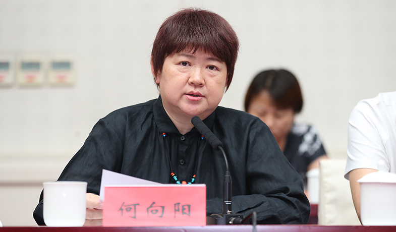 7月31日,評獎辦公室主任何向陽報告初選名單公示情況