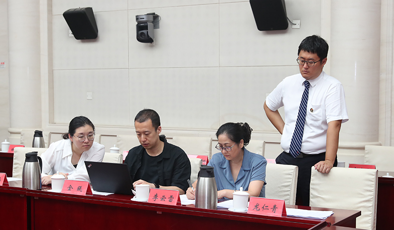 7月31日,工作人員在紀律監察組和公證員的監督下統計選票