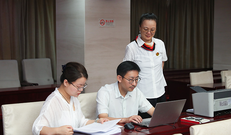 7月31日,工作人員在紀律監察組和公證員的監督下統計選票