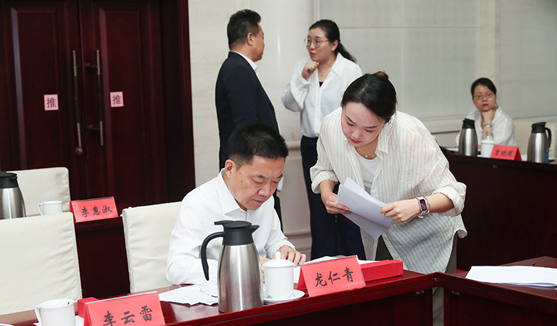 7月31日,紀律監察組組長胡邦勝檢查選票統計情況并簽字