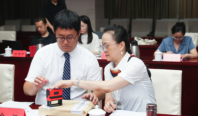 7月31日,公證處人員將選票結果封存