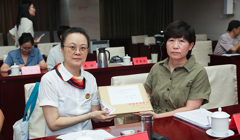 7月31日,公證處和紀律監察組人員展示封存好的終評選票情況