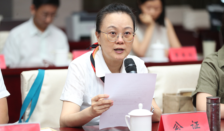 7月31日,公證員宣讀公證詞