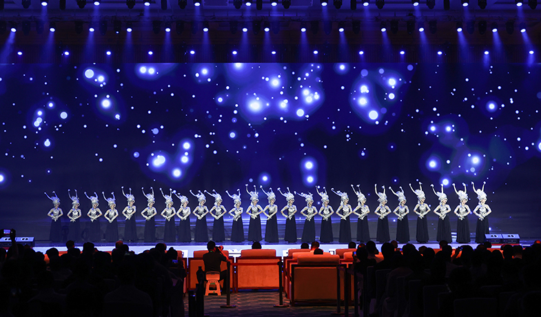 11月16日,在“2024中國文學盛典·駿馬獎之夜”上的文藝表演:苗族舞蹈《銀落舞》。