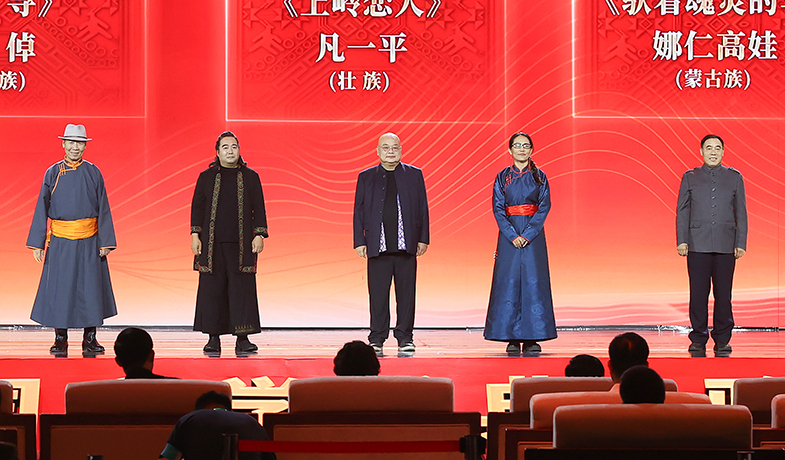 阿尤爾扎納、包倬、凡一平、娜仁高娃、少一領取第十三屆全國少數民族文學創作駿馬獎中短篇小說獎