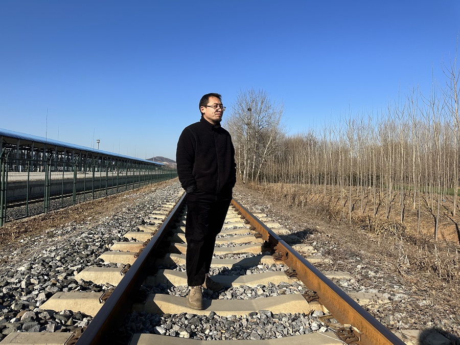 魏思孝，1986年生于山東淄博?，F(xiàn)為山東理工大學(xué)兼職教授，中國(guó)作家協(xié)會(huì)會(huì)員，淄博市作家協(xié)會(huì)副主席。專業(yè)從事文學(xué)創(chuàng)作10余年。著有《余事勿取》《王能好》《土廣寸木》等10余部。曾獲第九屆報(bào)喜鳥文學(xué)領(lǐng)域新銳藝術(shù)人物、山東文學(xué)新人獎(jiǎng)、第四屆泰山文藝獎(jiǎng)、第五屆茅盾新人獎(jiǎng)提名獎(jiǎng)、第七屆寶珀理想國(guó)文學(xué)獎(jiǎng)首獎(jiǎng)，入選第三屆“王蒙青年作家支持計(jì)劃?年度特選作家”等。