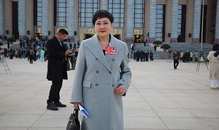 全國政協委員、中國文藝志愿者協會副主席、國家話劇院一級演員張凱麗