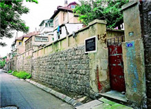 現(xiàn)代作家的青島印象與抗戰(zhàn)記憶　　青島是中共地下黨組織和左聯(lián)小組的重要據(jù)點(diǎn)，也是大批現(xiàn)代作家的寓居之地。[詳細(xì)]