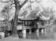 抗戰(zhàn)中的上海公園　　若是以上海的公園作為線索，也會(huì)浮現(xiàn)出一段屈辱與抗?fàn)幗豢棥εc堅(jiān)韌并存的抗戰(zhàn)史。[詳細(xì)]