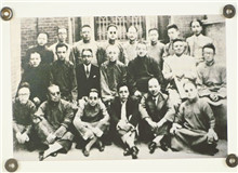 大經(jīng)中學(xué)往事　　在這文化蒙塵的至暗時(shí)刻，嚴(yán)獨(dú)鶴、周瘦鵑、陸澹安、朱大可等一眾文人合力辦了一所“大經(jīng)中學(xué)”……[詳細(xì)]