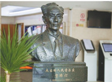 《游擊隊(duì)歌》：“每一寸土地都是我們自己的”　　“我們都是神槍手，每一顆子彈消滅一個(gè)敵人。我們都是飛行軍，哪怕那山高水又深……”[詳細(xì)]